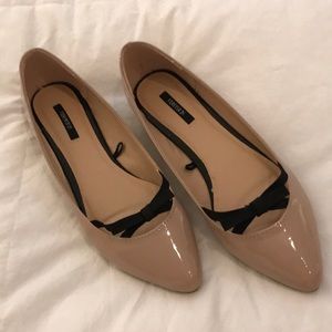 NWOT Nude patent flats with bow